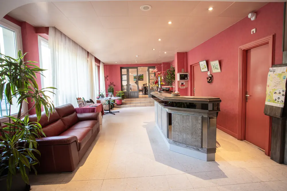 Hall d’entrée et réception de l’Hôtel Le Montaigu