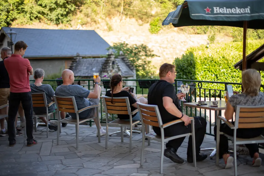 Terrasse extérieure du bar avec vue sur le village