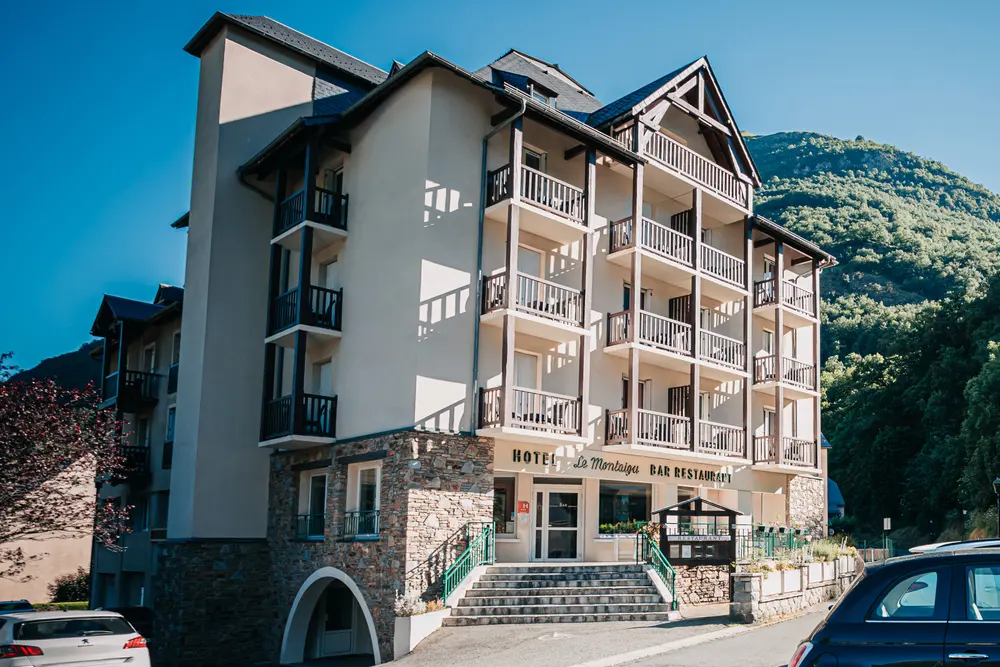 Façade ensoleillée de l’Hôtel Le Montaigu au cœur de Luz-Saint-Sauveur
