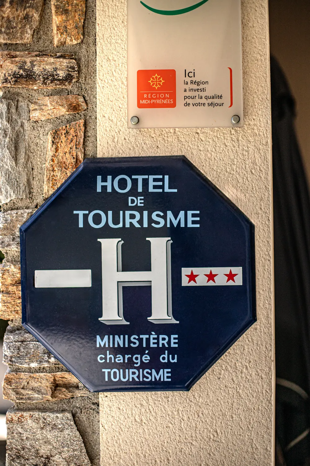 Enseigne trois étoiles de l’Hôtel Le Montaigu