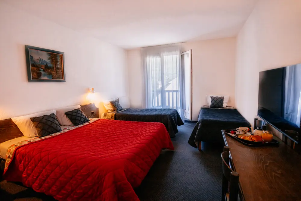 Chambre familiale spacieuse avec plusieurs lits