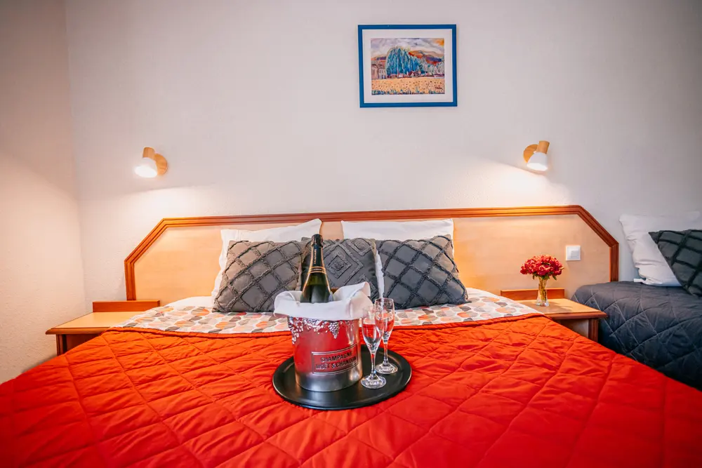 Chambre triple avec trois lits confortables