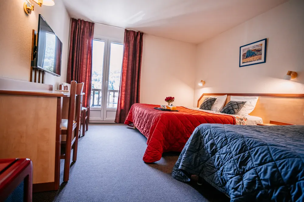 Chambre triple supérieure avec balcon et vue sur les Pyrénées