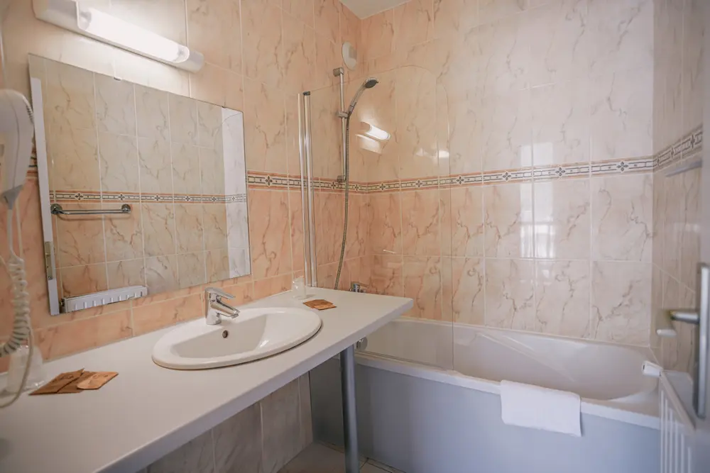 Salle de bain privative avec équipements modernes